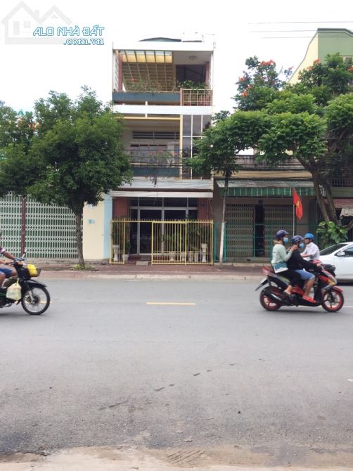 Cho thuê nhà nguyên căn mặt tiền đường Lê Văn Phẩm
